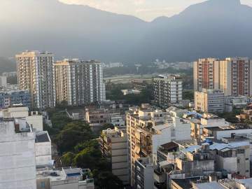 Ótima localização - Apartamento frontal, moderno no coração do Leblon, com vista cinematográfica do mar, Morro Dois Irmãos e Joquei Club. - IPV2214