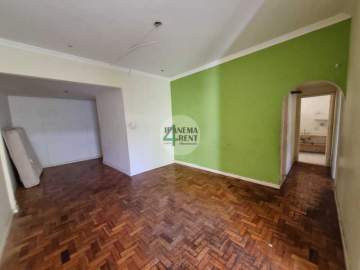 Ótima localização - Oportunidade, apartamento de 80 m², dois quartos, sala ampla em dois ambientes, cozinha, área de serviço e dependência completa. Fundos, silencioso, excelente investimento. Imperdível! - IPV2222