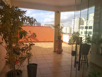 Ótima localização - Cobertura linear, original três quartos sendo um reversível, uma suíte, cozinha, área de serviço, sala e um amplo terraço com ótima área livre. - IPV6073