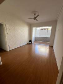 Ótima localização - Sala com varanda interna, três quartos, um banheiro social, cozinha completa, área de serviço - IPV3270