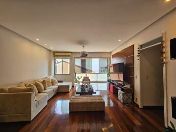 Ótima localização - Original 154 m², quatro quartos sendo duas suítes, sala ampla em dois ambientes integrada com varanda. - IPV4069