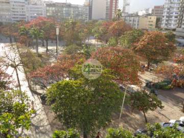 Documentação OK. - Apartamento de 120 m², a 100 metros da praia de Ipanema, original três quartos transformados em dois quartos, dois banheiros sendo uma suíte, salão, vista panorâmica, copa cozinha e área de serviço. - IPV2232