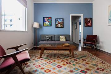 Ótima localização - Apartamento 60 m², claro com sacada, arejado e reformado. Sala, dois quartos, um banheiro social, um banheiro de empregada, armários embutidos, copa cozinha com dependência completa. - IPV2235