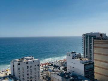 Ótima localização - Excelente apartamento de 85 m² com duas suítes, três varandas, andar alto, vista lateral mar, decoração moderna, piscina aquecida na cobertura com uma bela vista de 360º de toda orla de Ipanema. - IPF2046C