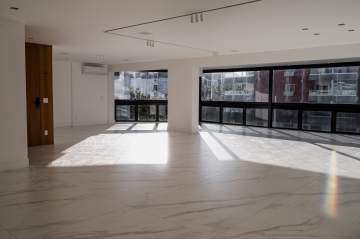 Ótima localização - Excelente cobertura duplex na Barra da Tijuca - Posto 2 - IPV6077