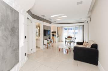 Ótima localização - Apartamento de 60 m², um quarto, cozinha americana, banheiro, internet wi-fi, ar condicionado, varanda e uma vaga de garagem - IPF1048