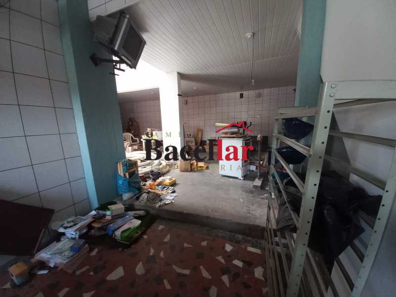 ÁREA DE SERVIÇO E GARAGEM - 23