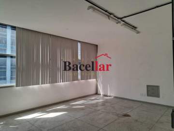 Ótima localização - Prédio num Espaço com uma Linda Capela. - TIAN00028