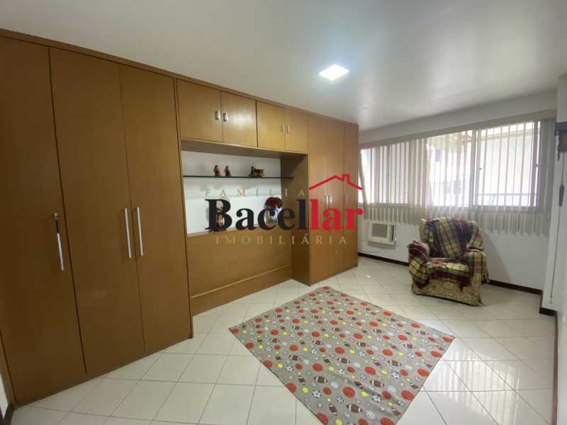 D10775F7-65AE-4813-BBA8-979DC1 - 10