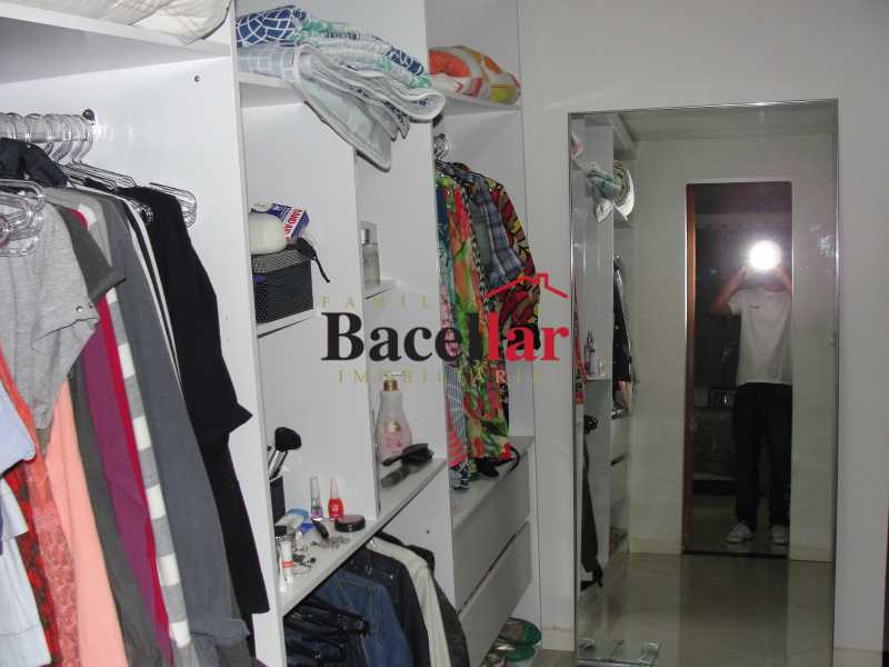 Suite 05 - Closet - 3
