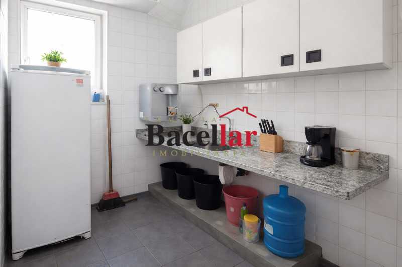 Cozinha organizada com detalhe - 10