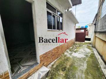 Casa com terraço e terreno. - MECV10021