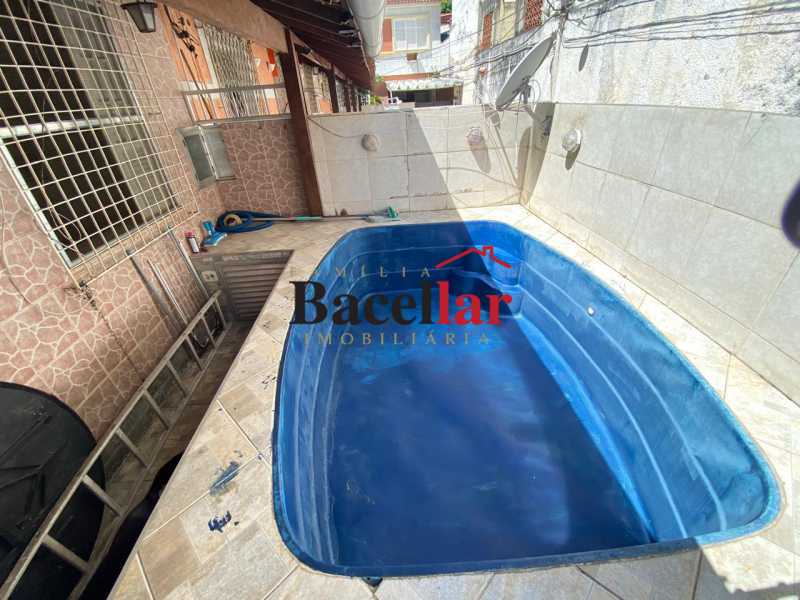 27 PISCINA. - 27