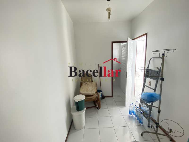 25 QUARTO DE SERVIÇO - 25
