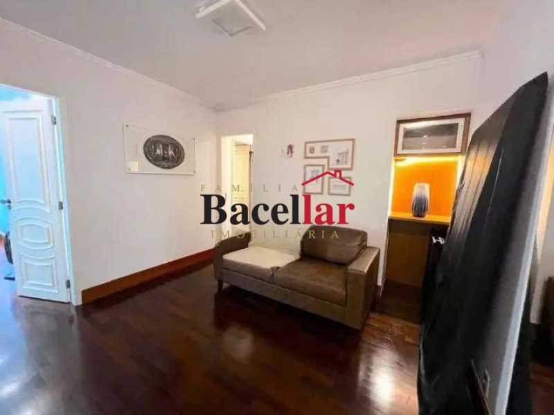 18 SALA ÍNTIMA. - 18