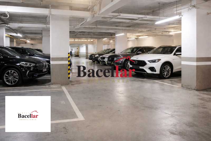 Garagem subterrânea com carro - 17