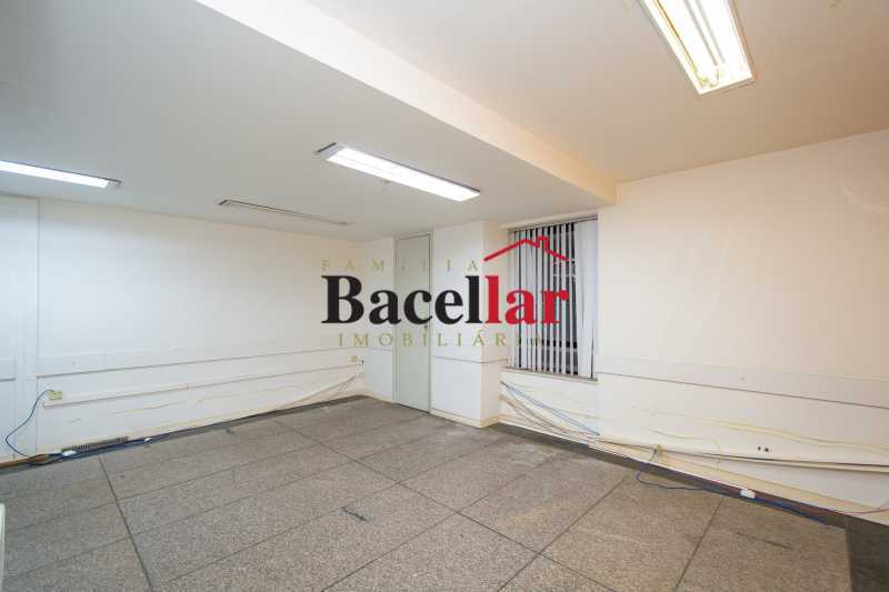 sala04-102 - 12