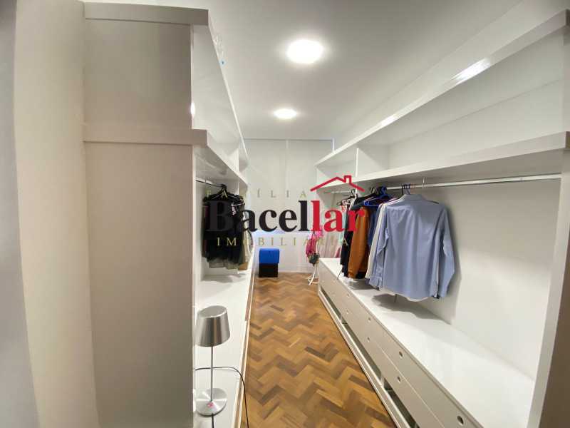 12 CLOSET. - 9