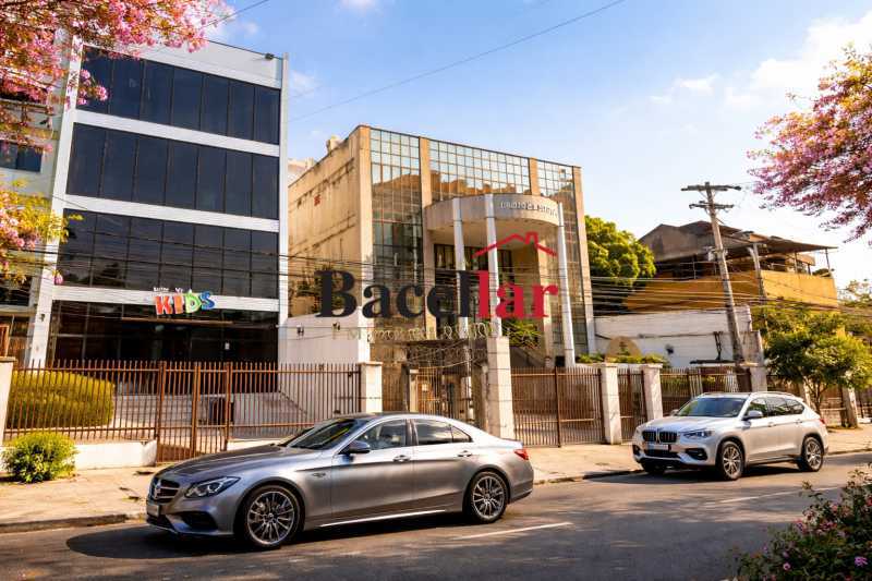 Rua urbana ensolarada com luxo - 14