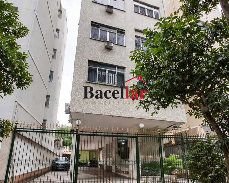 Edifício moderno em área urb - 15