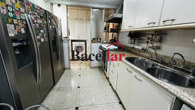 e005895c-af30-4d8a-8ed1-06be09 - 8