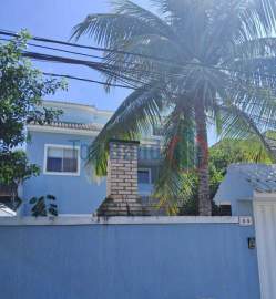 Oportunidade - Excelente casa tríplex com piscina em condomínio Vargem Pequena - TICN40188