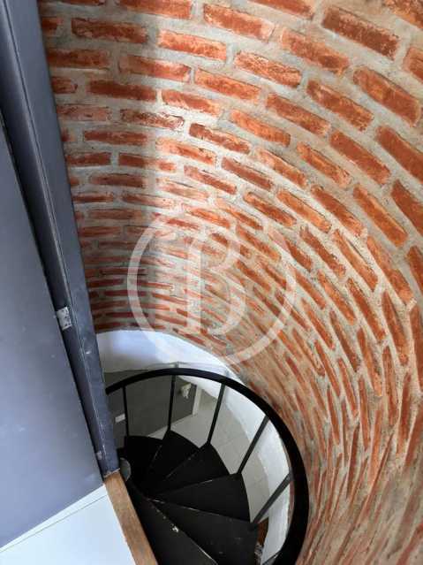 ESCADARIA - 13