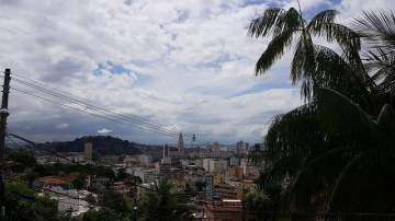 Ótima localização - CASA EM SANTA TEREZA, 3 QUARTOS, VARANDÃO, CHURRASQUIRA, VAGA DE GARAGEM! - CPCA30020