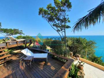 Casa principal de 3 pavimentos (250 m² de área construída) situada no ponto mais alto da montanha com vista permanente para o mar de todos os seus cômodos. A vista é infinita para o mar em 320 graus, - CPCN50006