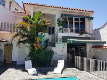 GRAJAÚ!! BELÍSSIMA CASA DUPLEX, COM PISCINA, EM RUA RESIDENCIAL!!! - CPCA40027