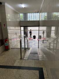 AV PRES VARGAS , CENTRO , SALA COMERCIAL COM 34M² PROX AV PASSOS ( 14 SALAS DISPONIVEIS NO ANDAR). BANHEIRO COM ESPAÇO PARA DUCHA, 14 SALAS NO ANDAR . PROPRIETARIO ESTUDA VENDA DE MOBILIA JUNTO - CPSL00377