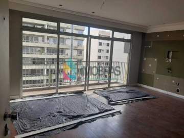 TIJUCA ! 4 QUARTOS SENDO UM SUITE COM VARANDA. SENDO UM COM ARMARIO EMBUTIDO, SALA COM VARANDÃO ,125 M , BANHEIROS COM GAS ENCANADO , COZINHA E AREA DE SERVIÇO E GARAGEM. 2 POR ANDAR - CPAP40540