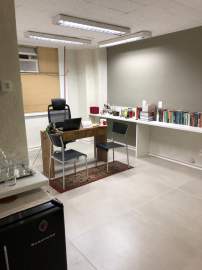 CENTRO, SALA COMERCIAL COMPOSTA DE RECEPÇÃO INTERLIGANDO A DUAS SALAS COM 2 BANHEIROS , PISO DE PORCELANATO TODA REFORMADA .AMPLAS JANELAS , SILENCIOSA E AREJADA FRENTE PRA RUA STA LUZIA. PREDIO TODO MODERNIZADO E BEM ADMINISTRADO - CPSL00413