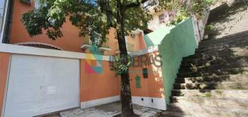 Ótima localização - URCA !! CASA DE RUA DUPLEX COM 05 QUARTOS,VARANDA,DEPENDÊNCIA E VAGA ESPAÇOSA - CPCA50034