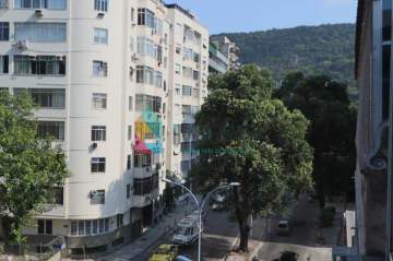 Ótima localização - LARANJEIRAS! APTO COM SALÃO, 2 QUARTOS, VARANDA, ARMÁRIOS E VAGA DE GARAGEM!! - AP2631