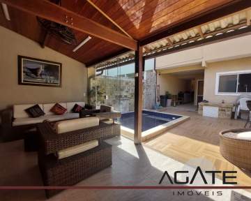 Agatê Imóveis vende excelente casa duplex com vista para a Serra da Tiririca por R$ 790 mil reais - Itaipu - Niterói/RJ. - HTCA30339