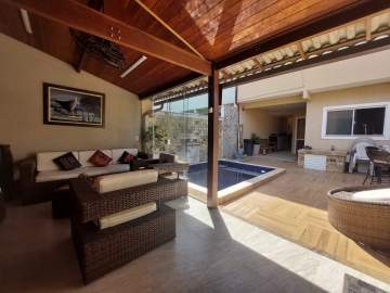 Agatê Imóveis vende excelente casa duplex com vista para a Serra da Tiririca por R$ 790 mil reais - Itaipu - Niterói/RJ. - HTCA30339