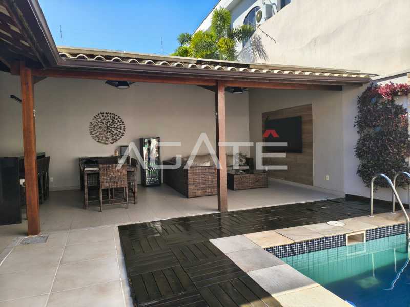 Agatê Imóveis vende maravilhosa casa duplex com 207m² - Campo Belo - Itaipu - Niterói/RJ por R$ 2.100.000,00 - HTCA40222