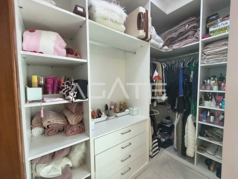 Agatê Imóveis vende maravilhosa casa duplex com 207m² - Campo Belo - Itaipu - Niterói/RJ por R$ 2.100.000,00 - HTCA40222