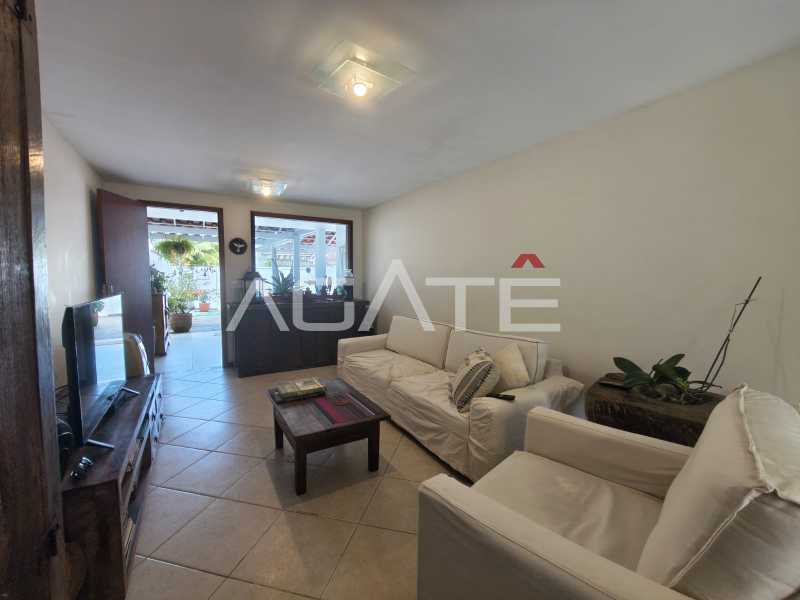 Agatê Imóveis vende Casa Padrão de 120 m² Itaipu - Niterói/RJ por 750 mil reais. - HTCA30446