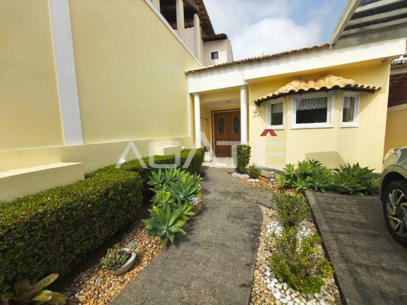 Condomínio Colinazul. - Agatê Imóveis vende excelente casa 3 quartos em Condomínio - Itaipu - Niterói/RJ por R$ 1.160.000,00 reais. - HTCN30185