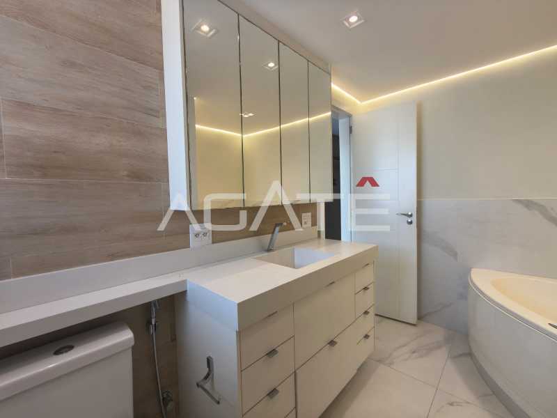 Conheça Triplex 4 qtos Itaipu do imóvel - Agatê Imóveis vende excelente casa triplex em rua fechada por R$ 1.140.000,00 - Itaipu - Niterói - Rj. - HTCN40085 - 48 Triplex 4 qtos Itaipu - 48