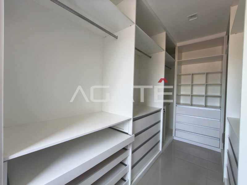 Conheça Triplex 4 qtos Itaipu do imóvel - Agatê Imóveis vende excelente casa triplex em rua fechada por R$ 1.140.000,00 - Itaipu - Niterói - Rj. - HTCN40085 - 43 Triplex 4 qtos Itaipu - 43