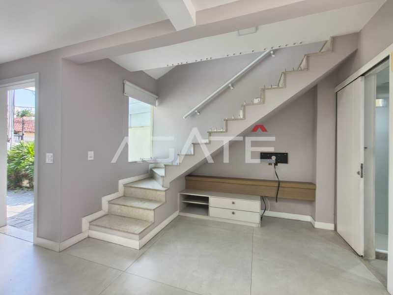 Conheça Triplex 4 qtos Itaipu do imóvel - Agatê Imóveis vende excelente casa triplex em rua fechada por R$ 1.140.000,00 - Itaipu - Niterói - Rj. - HTCN40085 - 16 Triplex 4 qtos Itaipu - 16