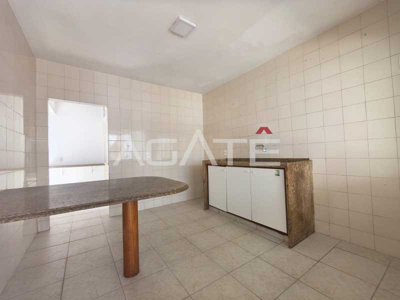 Conheça Triplex 4 qtos Itaipu do imóvel - Agatê Imóveis vende excelente casa triplex em rua fechada por R$ 1.140.000,00 - Itaipu - Niterói - Rj. - HTCN40085 - 13 Triplex 4 qtos Itaipu - 13