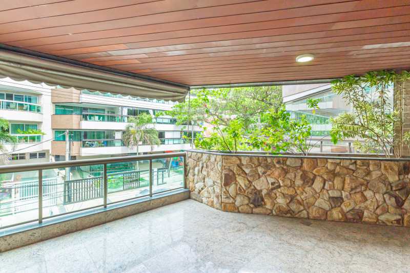 Conheça 02. Varanda 1 do imóvel - Apartamento no Jardim Oceanico - Esquina com a praia - REAP40036 - 4 02. Varanda 1 - 4