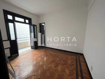 Quadra da praia - Apartamento de três quartos com pequena sacada com vista para o mar na quadra da praia. - CPAP32365