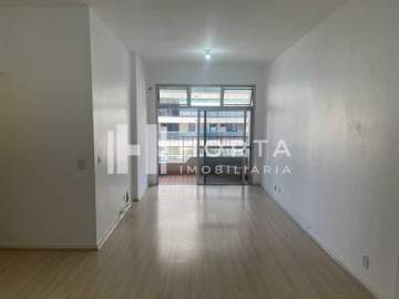 Vazio - Varanda em toda extensão do imóvel. Duas vagas de garagem. Prédio com piscina, sauna, playground e salão de festas. - CPAP21832