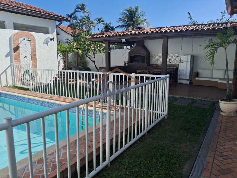 Conheça piscina e churrasqueira do imóvel - Casa linear à venda na Freguesia/Anil no condomínio Jardim Urussanga - NR001050 - 1 piscina e churrasqueira - 1