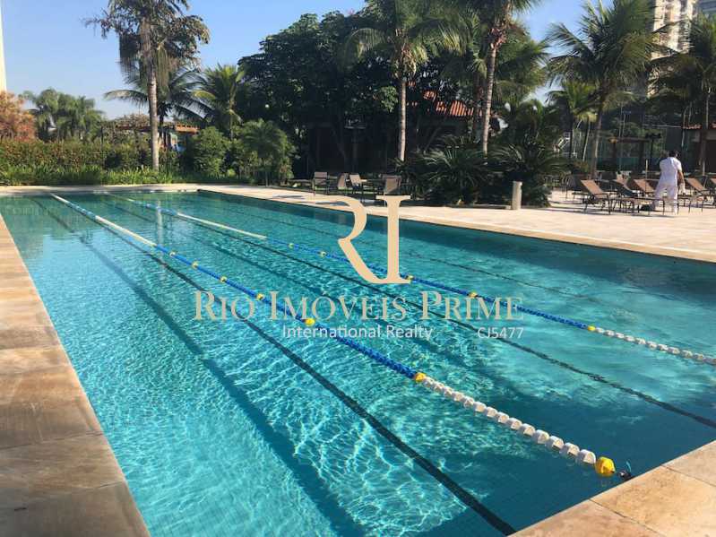 PISCINA COM RAIA - 1